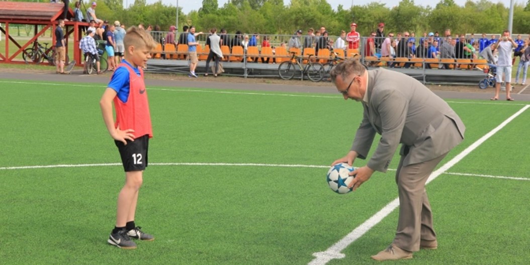 Grobiņā atklāts jauns sintētiskā seguma futbola laukums
