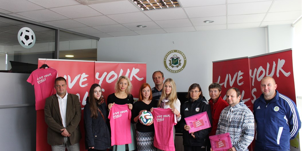 FIFA ''Live your goals'' programmas ietvaros meiteņu futbola komandām tiek dāvināts futbola inventārs