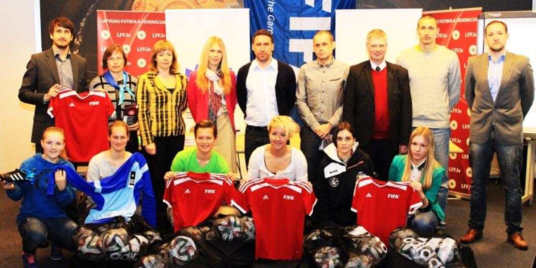 Sieviešu Futbola līgas klubi saņēmuši FIFA dāvāto ekipējumu