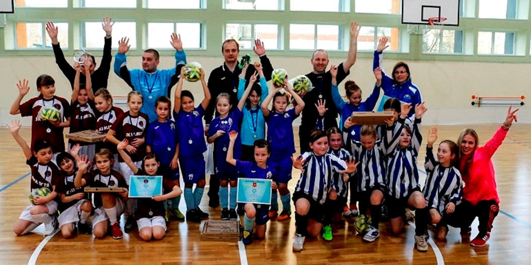 Jaunākās grupas spēlētājas sekmīgi noslēgušas Latvijas meiteņu telpu futbola čempionātu