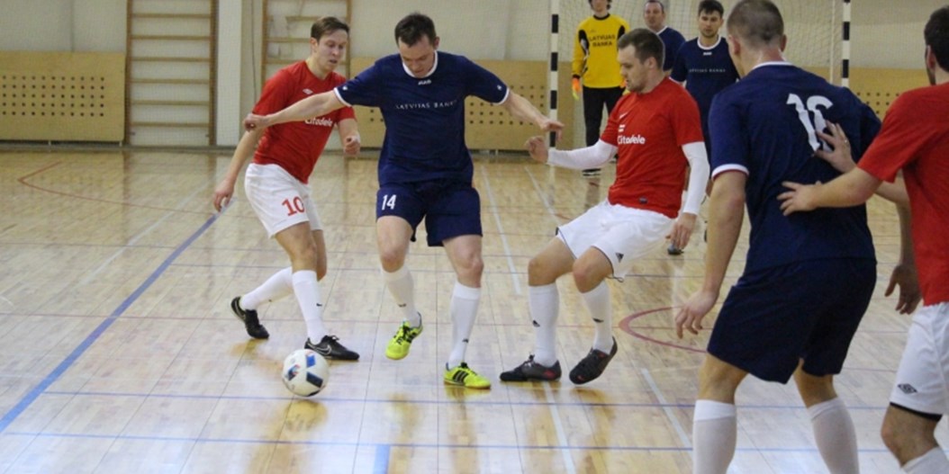 ABLV Bank turpina panākumu sēriju Latvijas komercbanku telpu futbola turnīrā
