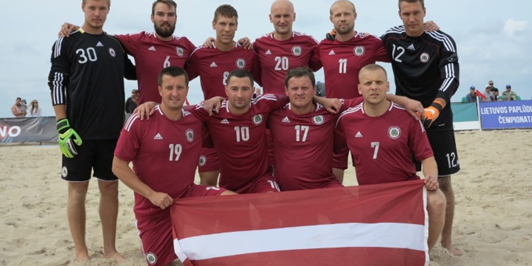 Pludmales futbola izlase vēlreiz pieveic Lietuvu