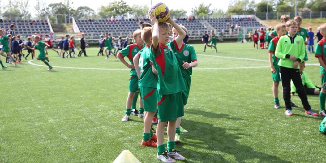 Kurzemes reģiona klubu jaunā paaudze piedalījusies bērnu futbola svētkos Liepājā