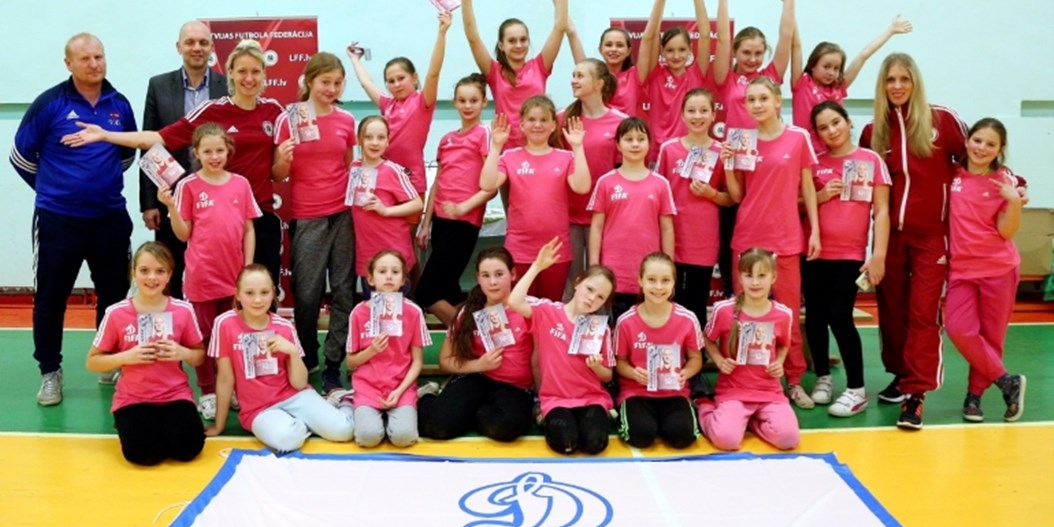 Sieviešu futbola attīstības brauciens pie FK Dinamo Rīga ievada kampaņu "Es spēlēju futbolu, nāc arī Tu"