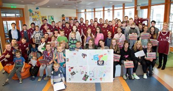 Latvijas nacionālā futbola izlase tiekas ar pacientiem  Bērnu slimnīcā