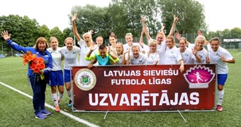 Rīgas Futbola skolas futbolistes trešo gadu pēc kārtas kļūst par Latvijas čempionēm