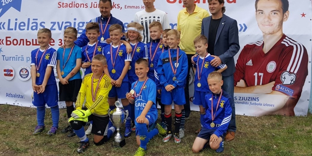 Bērnu un jauniešu futbola turnīrā "Lielās zvaigznes staro mazajām" pirmo vietu izcīna SK Super Nova