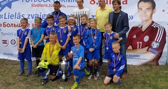 Bērnu un jauniešu futbola turnīrā "Lielās zvaigznes staro mazajām" pirmo vietu izcīna SK Super Nova