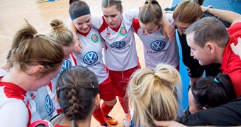 Talsos noskaidros pirmās medaļnieces vecākajā Latvijas meiteņu telpu futbola čempionāta grupā