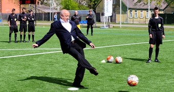 Ventspils sporta kompleksā "Pārventa" atklāts renovētais futbola laukums