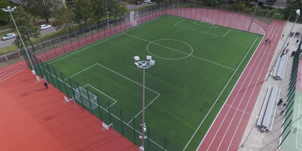 Rīgas 25. vidusskolas teritorijā atklāts jauns sintētiskā seguma futbola laukums