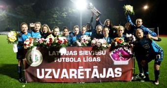 Rīgas Futbola skola sveikta kā Sieviešu futbola līgas čempione