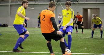 Rīgas nakts minifutbola līgā FK 02 svarīgā spēlē pieveic SFS/Sportima