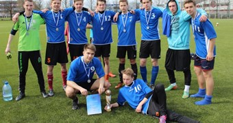 Rīgas skolu futbola 10.-12. klašu turnīrā uzvar Rīgas Valsts 1. ģimnāzija
