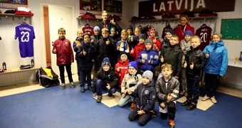 Latvijas un Kazahstānas izlases laukumā pavadīja 22 bērni no valsts reģioniem