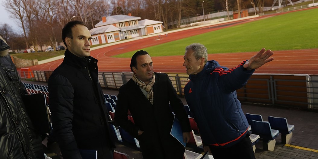 UEFA un LFF inspektē Daugavas stadionu Liepājā