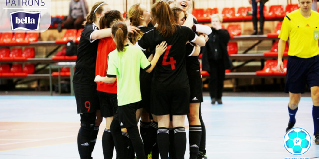 Rīga un Liepāja piesakās augstākajām vietām meiteņu telpu futbola čempionāta vecākajā grupā