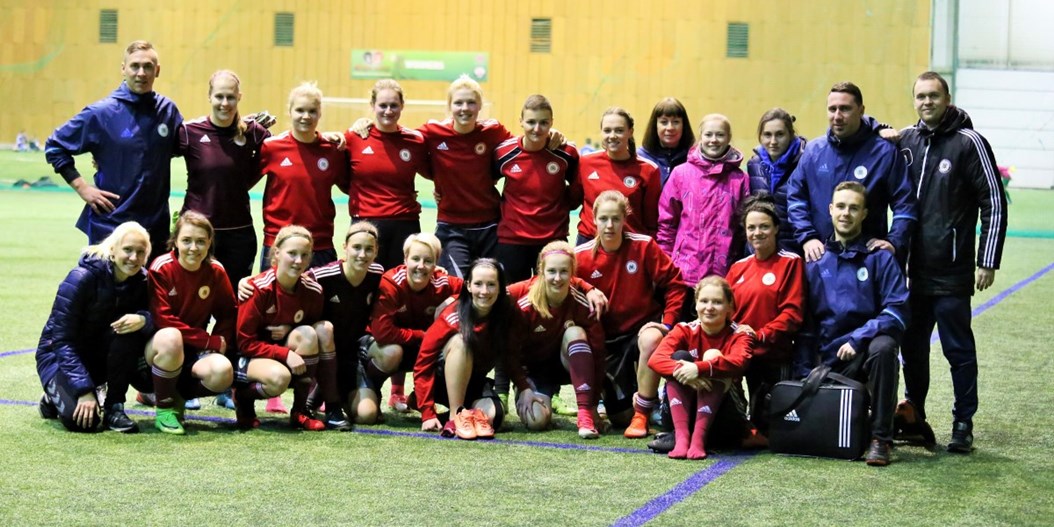 FOTO: Sieviešu izlases treniņš un fotosesija pirms došanās uz Turciju