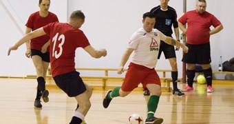 Pieaug intriga cīņā par Rīgas telpu futbola čempionāta Alternatīvās līgas medaļām