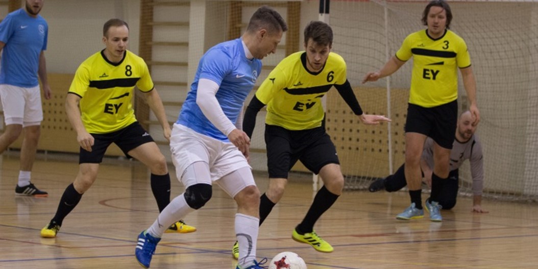 BIB grauj debitanti un panāk Latvijas komercbanku telpu futbola turnīra līderi