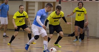 BIB grauj debitanti un panāk Latvijas komercbanku telpu futbola turnīra līderi