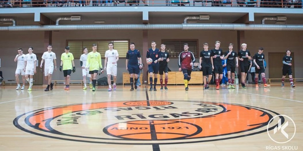 Klāt pirmās spēles Rīgas skolu telpu futbola kausa izcīņā
