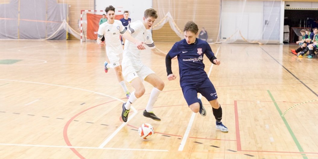 SK Kengaroos/TFK Salaspils aizraujošā cīņā uzvar Jaunatnes telpu futbola čempionāta posmā