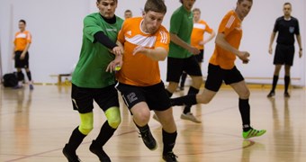 Pārtrūkst Rīgas telpu futbola čempionāta Alternatīvās līgas līderu septiņu uzvaru sērija