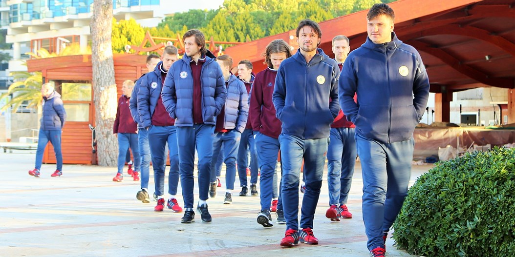 FOTO: Latvijas nacionālā futbola izlase ieradusies Turcijā