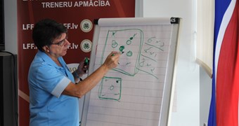 B-UEFA telpu futbola treneru kursu dalībniekiem prakses sesijas Orlando Duartes vadībā