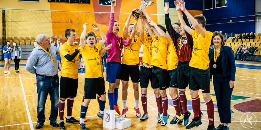 Rīgas skolu telpu futbola kausā uzvar Purvciema un 71. vidusskola