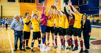 Rīgas skolu telpu futbola kausā uzvar Purvciema un 71. vidusskola
