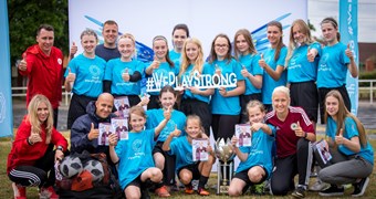 Ludza uzņēmusi gada pirmo #WePlayStrong sieviešu futbola attīstības braucienu