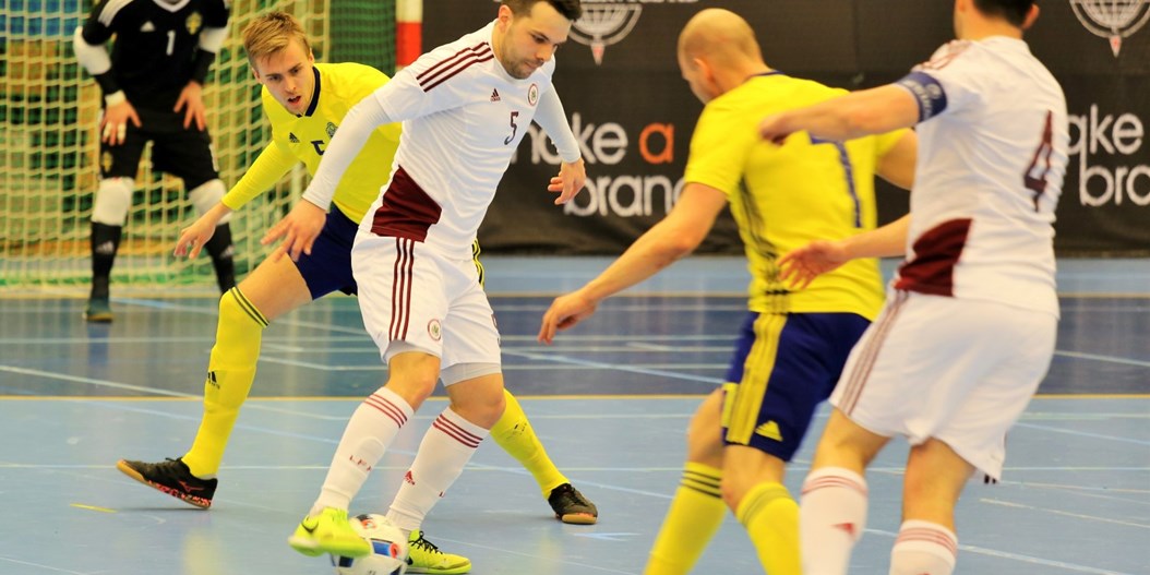 Latvijas telpu futbola izlase rezultatīvā cīņā piekāpjas Zviedrijai
