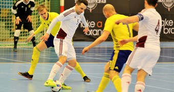 Latvijas telpu futbola izlase rezultatīvā cīņā piekāpjas Zviedrijai