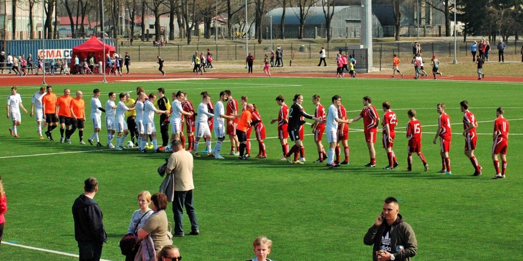 FOTO: LFF komanda piedalās Cēsu pilsētas stadiona atklāšanā