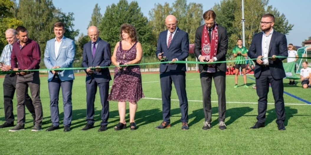 Kaspars Gorkšs piedalās Mārupes vidusskolas jaunā stadiona atklāšanā