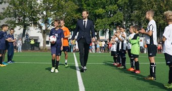 Rīgā atklāti vairāki jauni skolu futbola laukumi