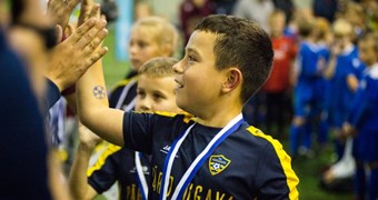 Aizvadīti Rīgas futbola svētki bērniem un festivāls amatieru komandām