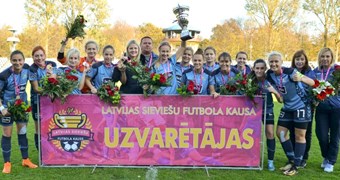 Rīgas Futbola skola nosargā Latvijas kausa trofeju sievietēm
