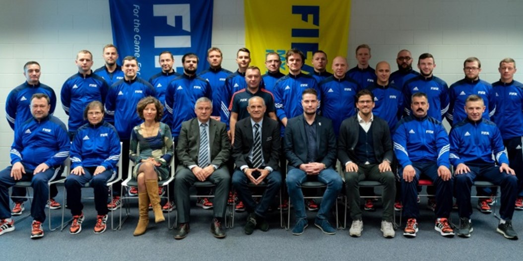 Telpu futbola treneriem FIFA seminārs nīderlandieša vadībā