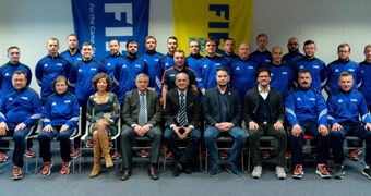 Telpu futbola treneriem FIFA seminārs nīderlandieša vadībā