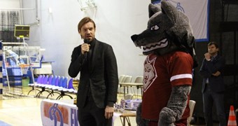 Kaspars Gorkšs un Vilks ciemojas FK Dinamo Rīga Jaungada pasākumā