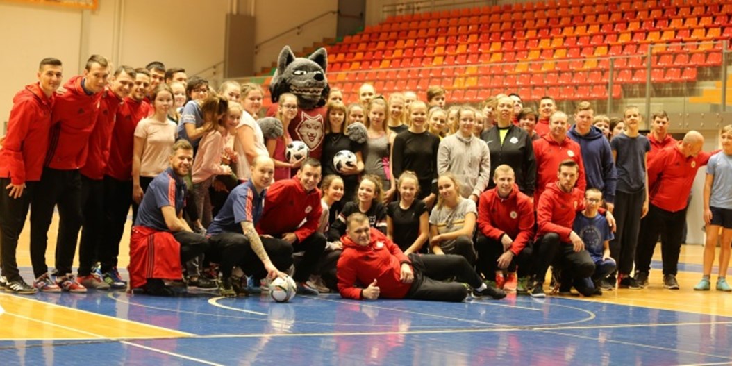 Telpu futbola izlase vada sporta stundu Jelgavas skolēniem