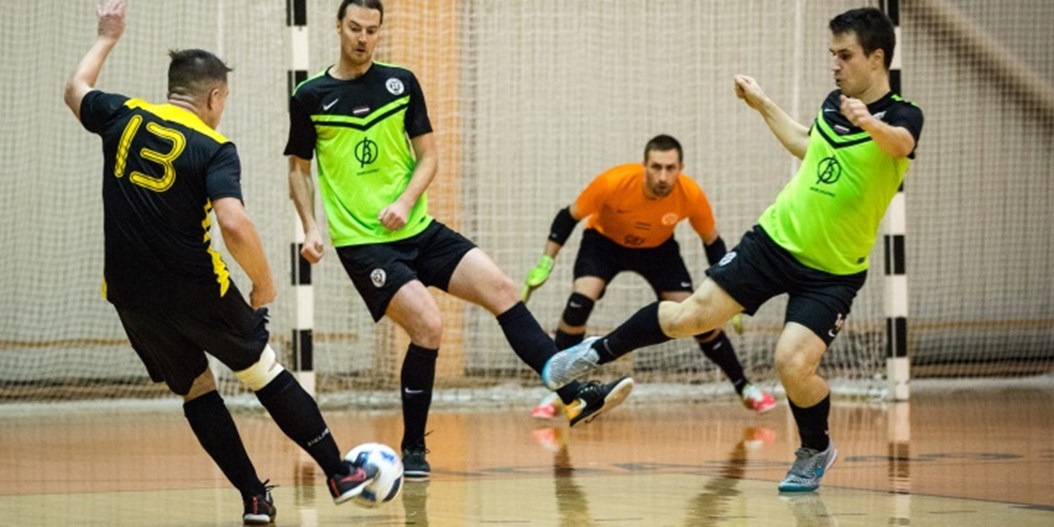Rīgas telpu futbola čempionāta spēcīgākajā grupā vienvadībā izvirzās "DSV"