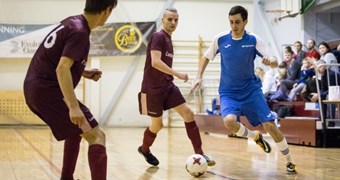 Komercbanku telpu futbola turnīra līderiem ceturtā uzvara pēc kārtas