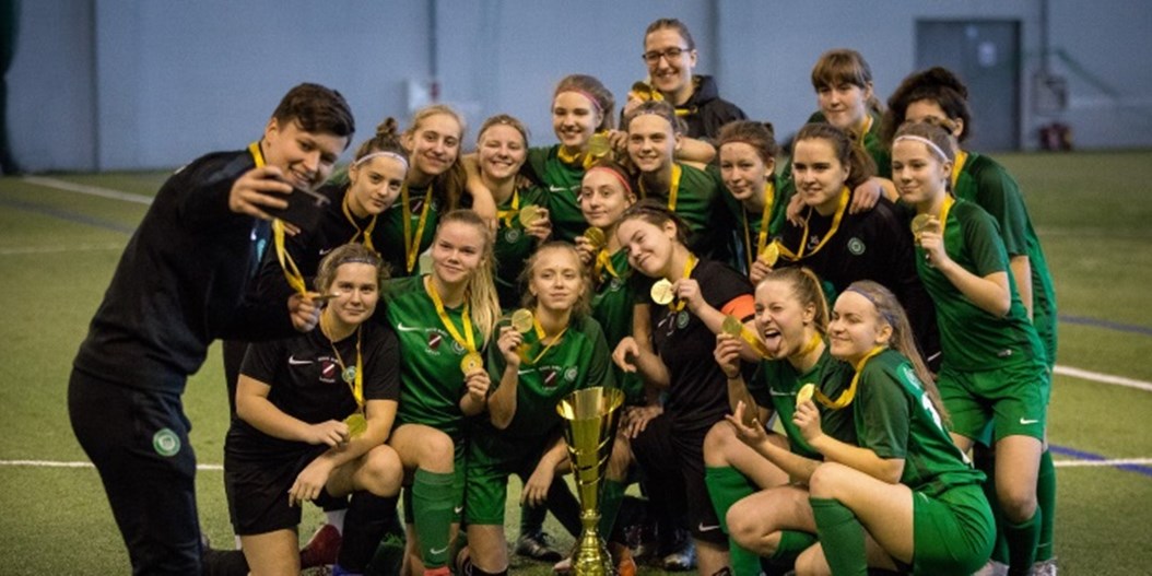 FS Metta U-16 komanda iegūst Pavasara kausa trofeju meitenēm