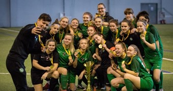 FS Metta U-16 komanda iegūst Pavasara kausa trofeju meitenēm