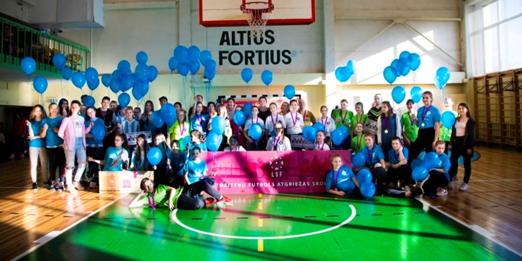 Rīgas Rīnūžu vidusskola nosargā "Meiteņu futbols atgriežas skolās" titulu