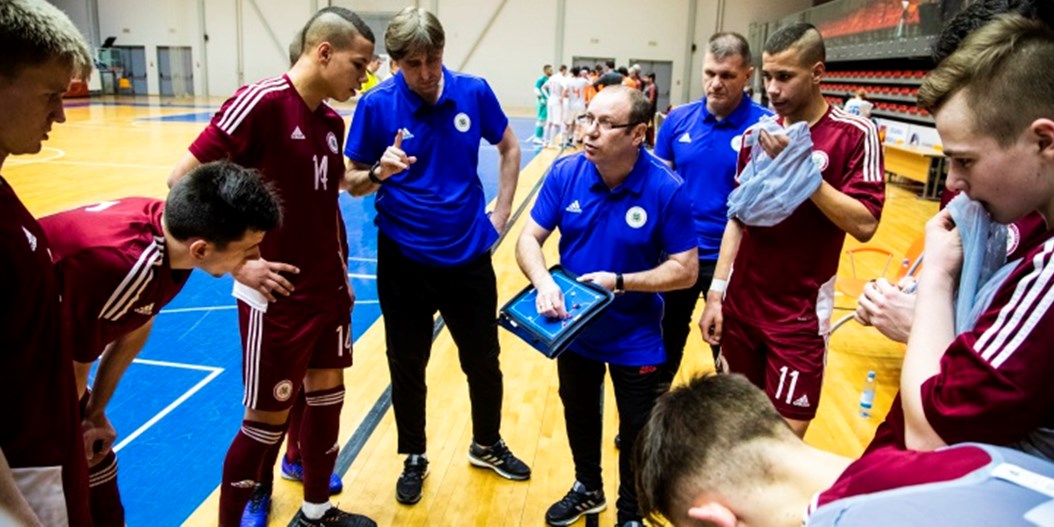 U-19 telpu futbola izlasei treniņnometne Rīgā